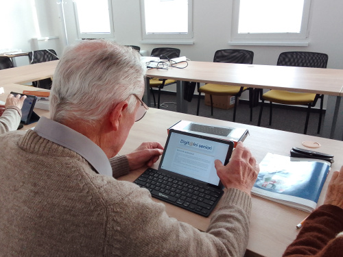 Senior učiaci sa prácu s internetom
